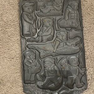 Vintage Bear-Shaped Cast Iron Baking Mold
